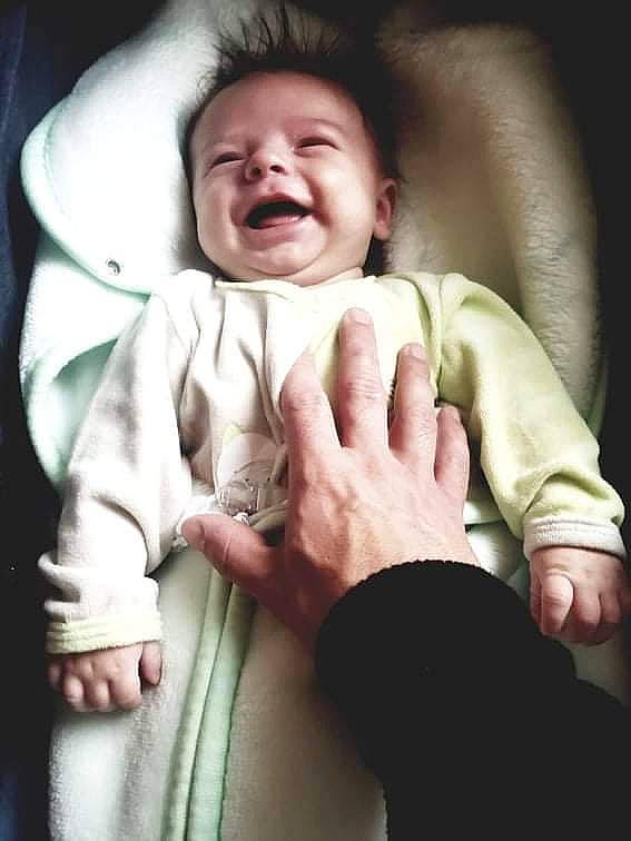 Yvane a rejoint le concours — aidez-le/la à gagner de superbes lots ! baby, baby_toddler_clothing, cheek, child, comfort, finger, flash_photography, fun, gesture, hand, happy, lip, mouth, person, shout, skin, sleeve, smile, thumb, toddler
