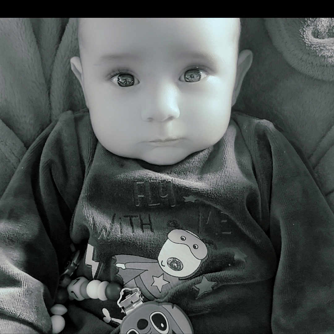 Lorenzo participe au concours pour gagner de l'argent avec cette photo : baby, black_and_white, blanket, cartoon, child, closeup, clothing, cute, expressionless, eyes, face, indoors, infant, monochrome, person, portrait, soft, sweater, toy, young