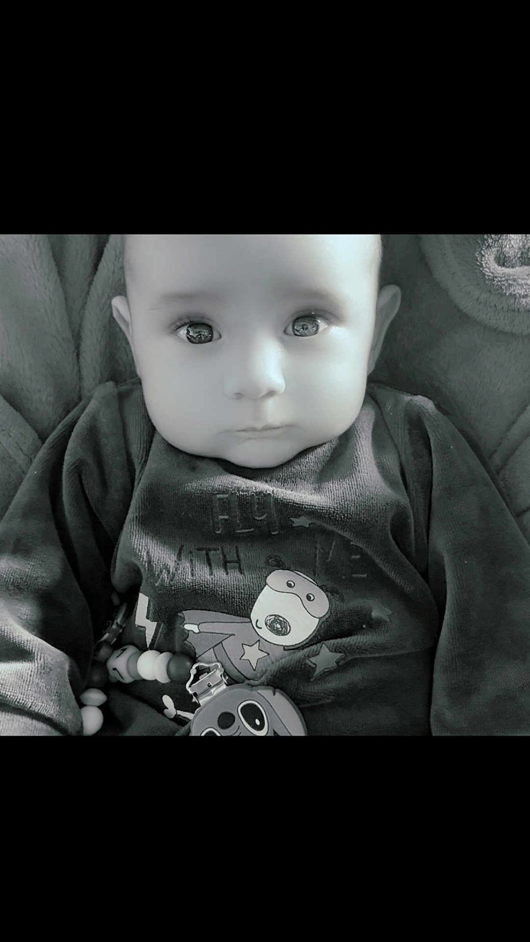 Lorenzo participe au concours pour gagner de l'argent avec cette photo : baby, infant, face, eyes, black_and_white, sweater, cartoon, toy, blanket, soft, cute, portrait, child, young, indoors, closeup, expressionless, person, clothing, monochrome