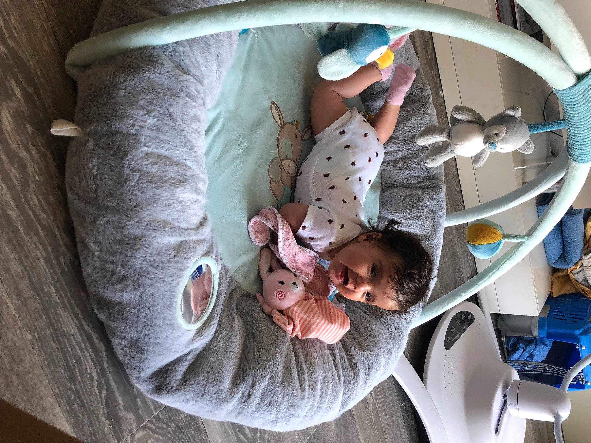 Seren a rejoint le concours — aidez-le/la à gagner de superbes lots ! auto_part, baby, baby_products, child, circle, comfort, eyewear, fun, infant_bed, leisure, linens, pattern, person, room, sunglasses, textile, toddler