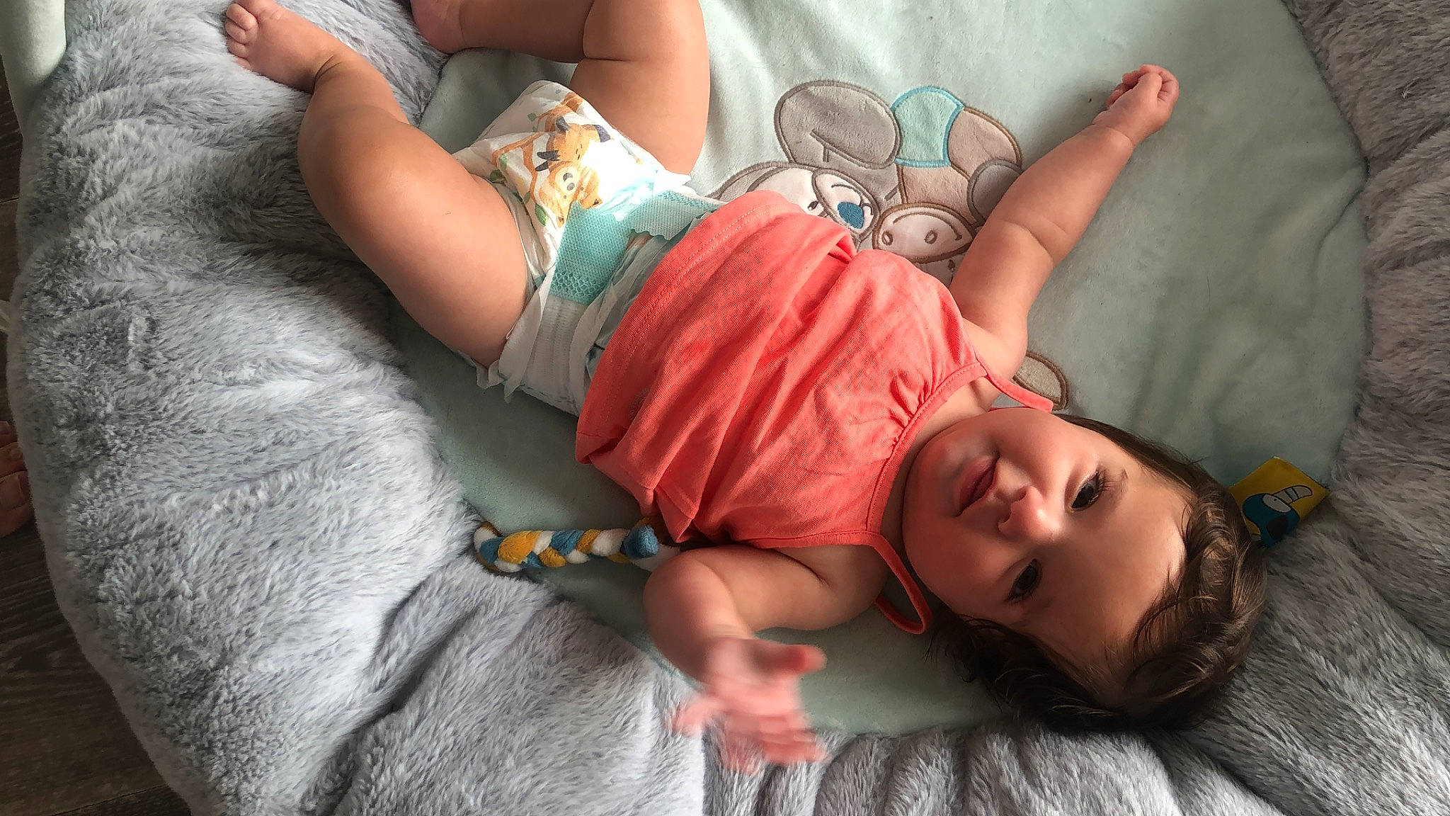 Seren a rejoint le concours — aidez-le/la à gagner de superbes lots ! baby, baby_toddler_clothing, child, comfort, elbow, finger, glasses, happy, head, human_body, human_leg, joint, knee, leg, linens, mouth, person, skin, thigh, toddler