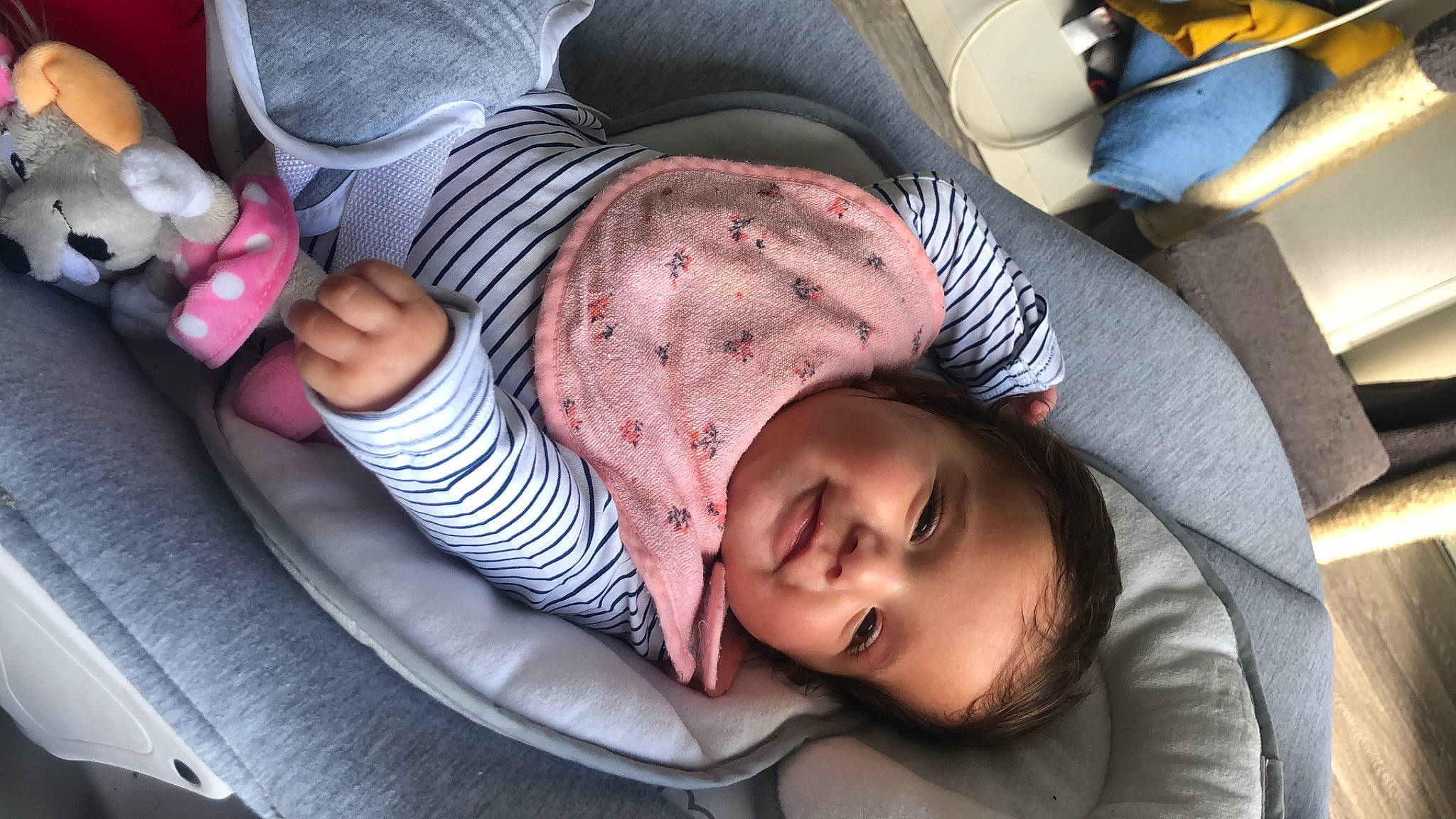 Seren a rejoint le concours — aidez-le/la à gagner de superbes lots ! baby, baby_carriage, baby_products, baby_toddler_clothing, car_seat, cheek, child, comfort, cool, foot, fun, human_leg, mouth, nail, nap, person, sitting, skin, thumb, toddler