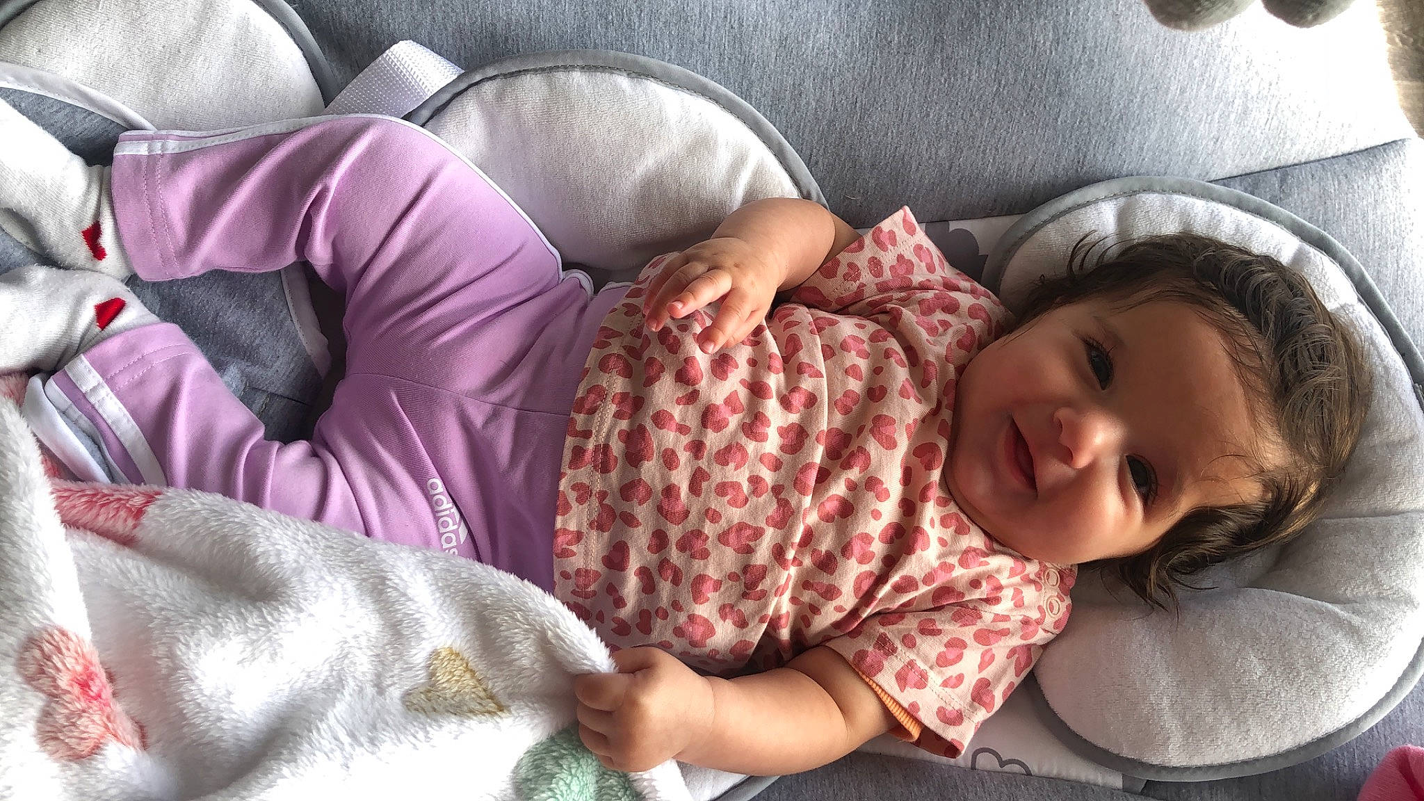 Seren a rejoint le concours — aidez-le/la à gagner de superbes lots ! baby, baby_toddler_clothing, cheek, chin, comfort, glasses, hairstyle, happy, head, human_body, linens, nose, person, pink, sitting, skin, sleeve, smile, textile, toddler