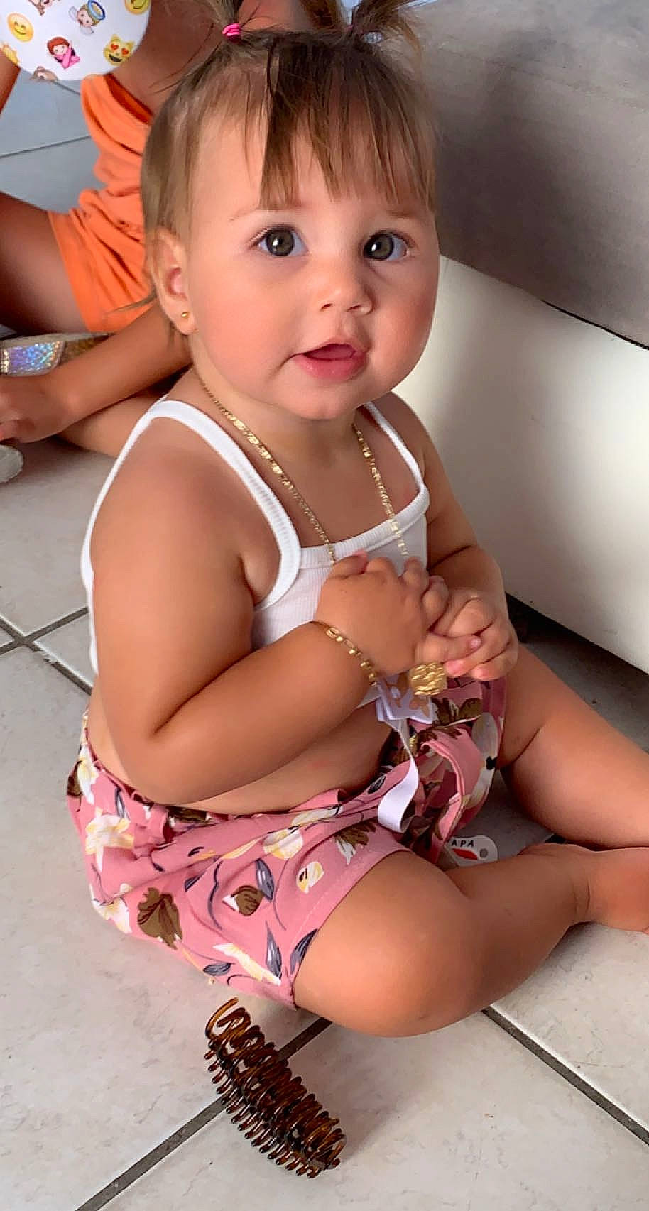 Tryana a rejoint le concours — aidez-le/la à gagner de superbes lots ! arm, baby_toddler_clothing, beauty, cheek, chest, eyelash, finger, guitar, hand, happy, joint, leg, nail, organ, person, pink, skin, smile, thigh, thumb