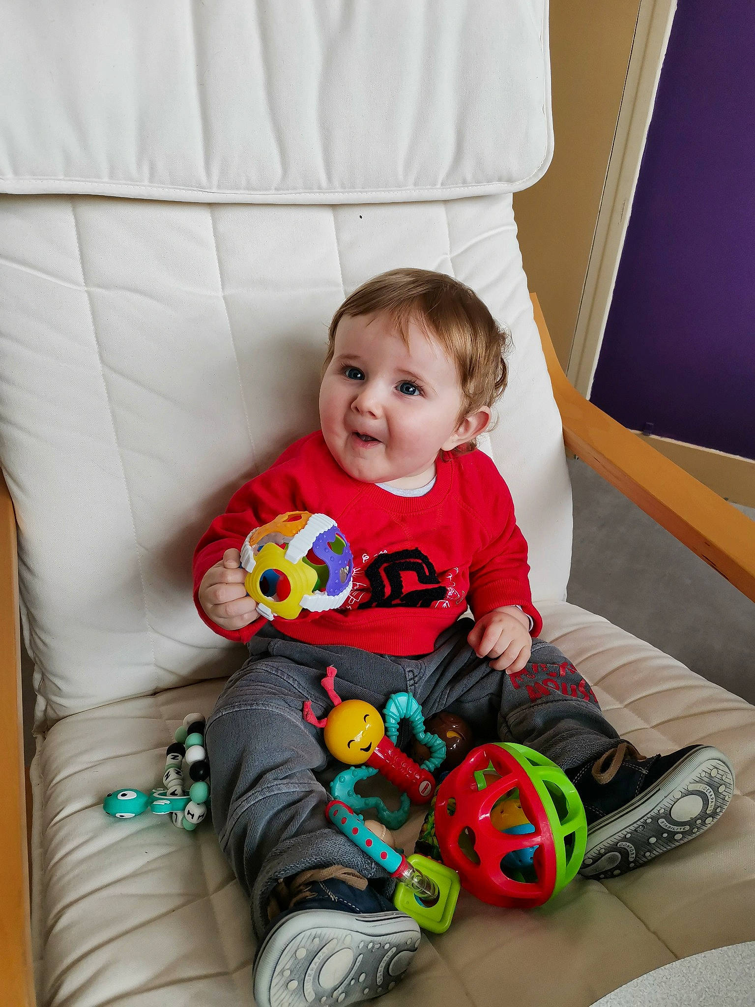 Ilann a rejoint le concours — aidez-le/la à gagner de superbes lots ! baby, baby_playing_with_toys, baby_toys, child, person, play, room, sitting, smile, toddler, toy