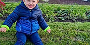 Mattéo participe au concours pour gagner de l'argent avec cette photo : blonde_hair, blue_jacket, casual_clothing, child, cute, daylight, face, garden, grass, greenery, happy, nature, outdoor, plants, playful, portrait, shoes, sitting, smiling, toddler
