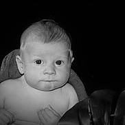 Lyam a rejoint le concours — aidez-le/la à gagner de superbes lots ! baby, infant, face, portrait, skin, blanket, hand, expression, curious, monochrome, black_and_white, soft, child, young, cute, closeup, person, head, eyes, naked_shoulders