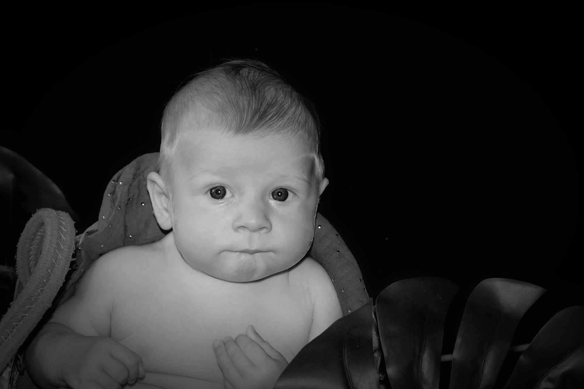 Lyam a rejoint le concours — aidez-le/la à gagner de superbes lots ! baby, infant, face, portrait, skin, blanket, hand, expression, curious, monochrome, black_and_white, soft, child, young, cute, closeup, person, head, eyes, naked_shoulders