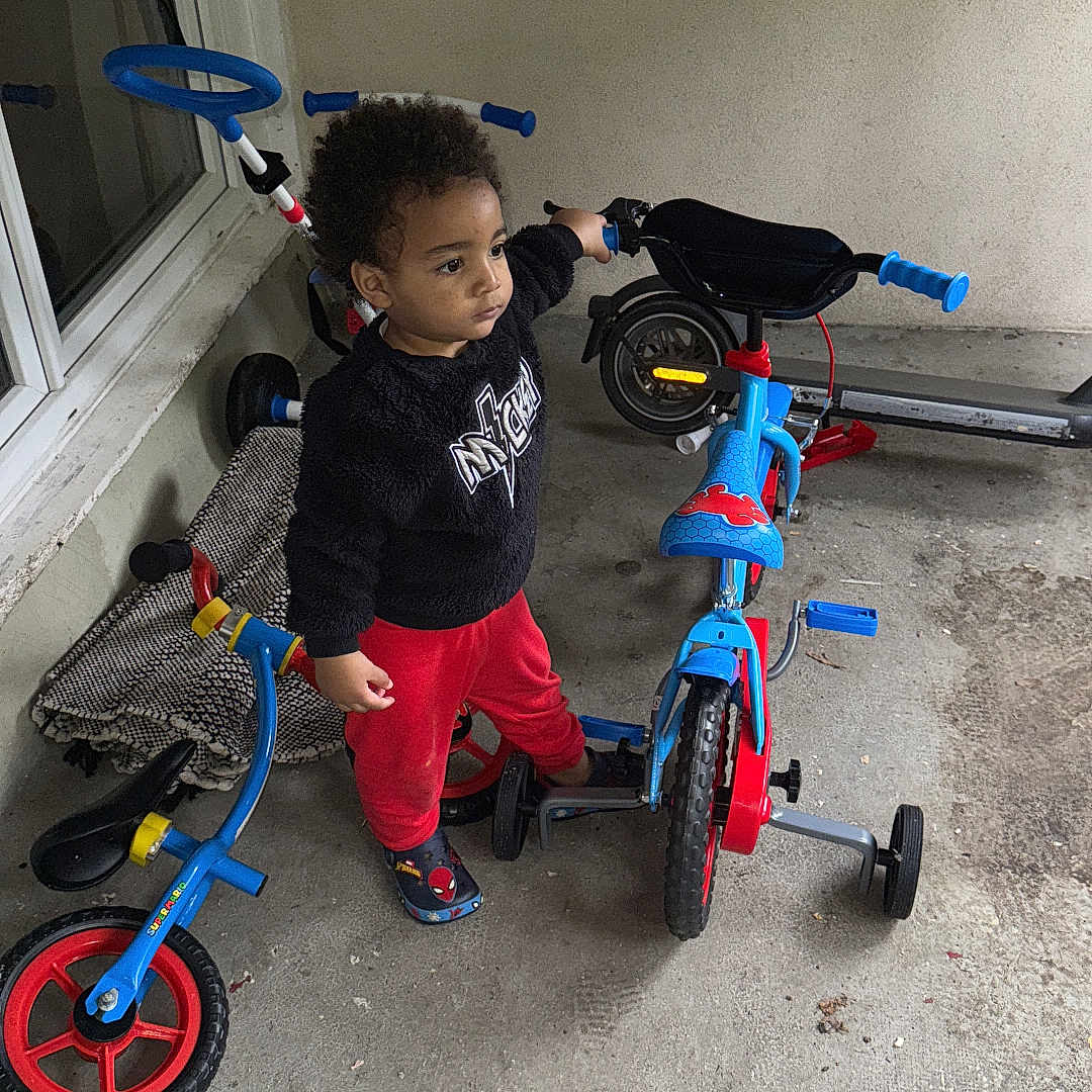 Hocine participe au concours pour gagner de l'argent avec cette photo : bicycle, bmx, boy, car, child, clothing, door, e_scooter, face, footwear, head, machine, male, person, scooter, shoe, transportation, tricycle, vehicle, wheel