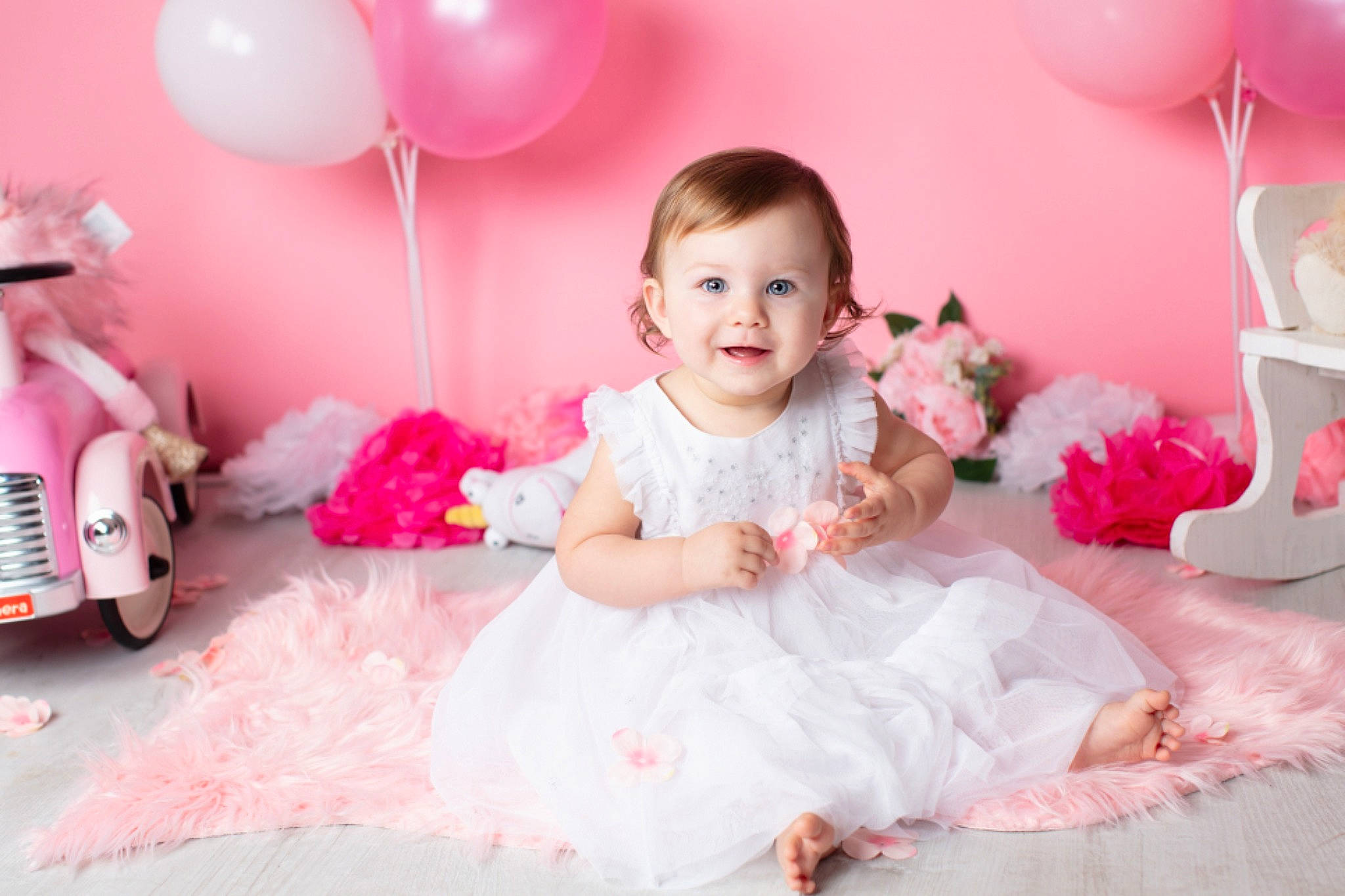 Léana participe au concours pour gagner de l'argent avec cette photo : child, flower_girl, girl, gown, happiness, infant, person, petal, photo_shoot, pink, product, skin, smile, textile, toddler