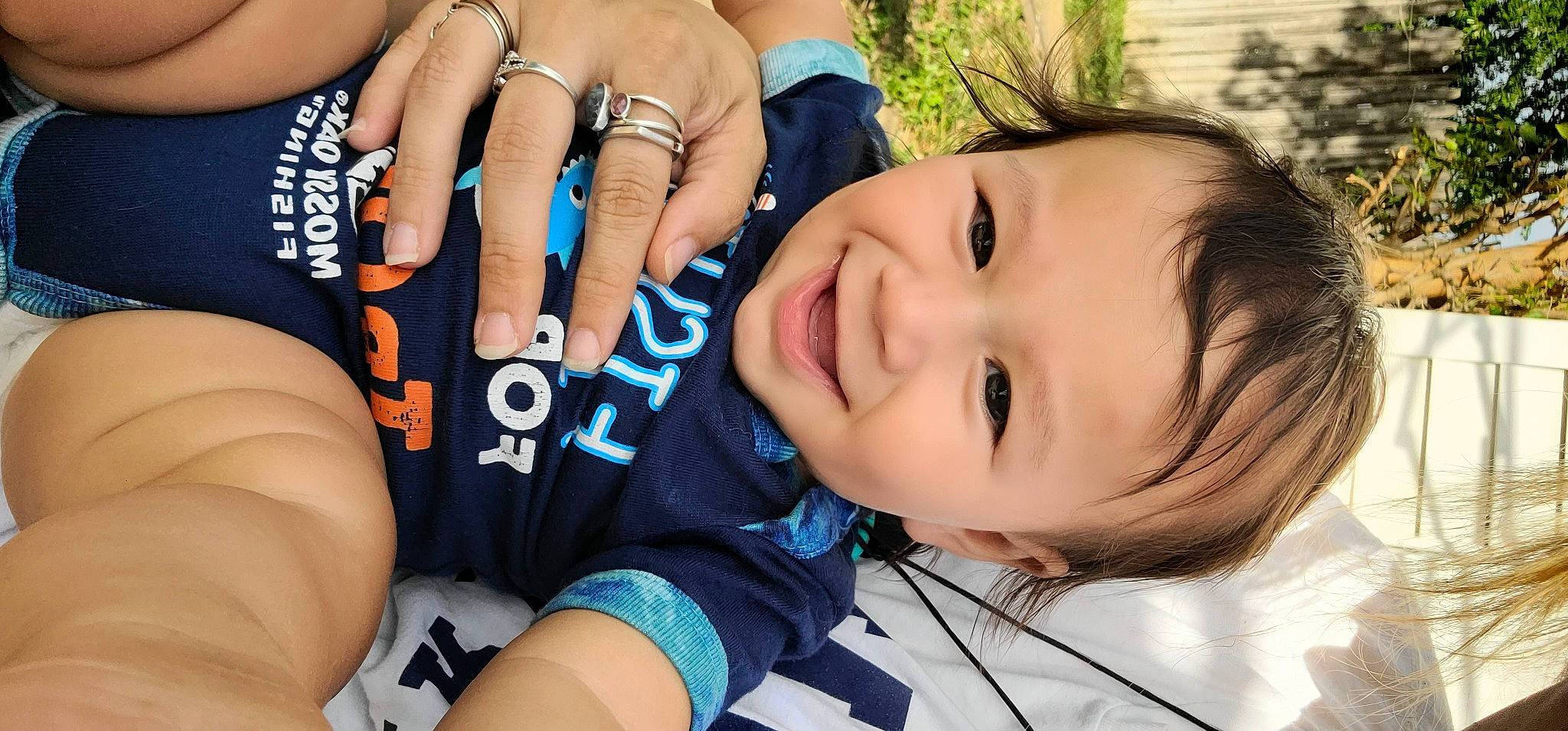 Kyu is registered to the contest to win money with this photo: arm, cool, eye, eyebrow, eyelash, face, finger, gesture, hand, happy, iris, joy, lip, mouth, muscle, neck, nose, person, plant, skin