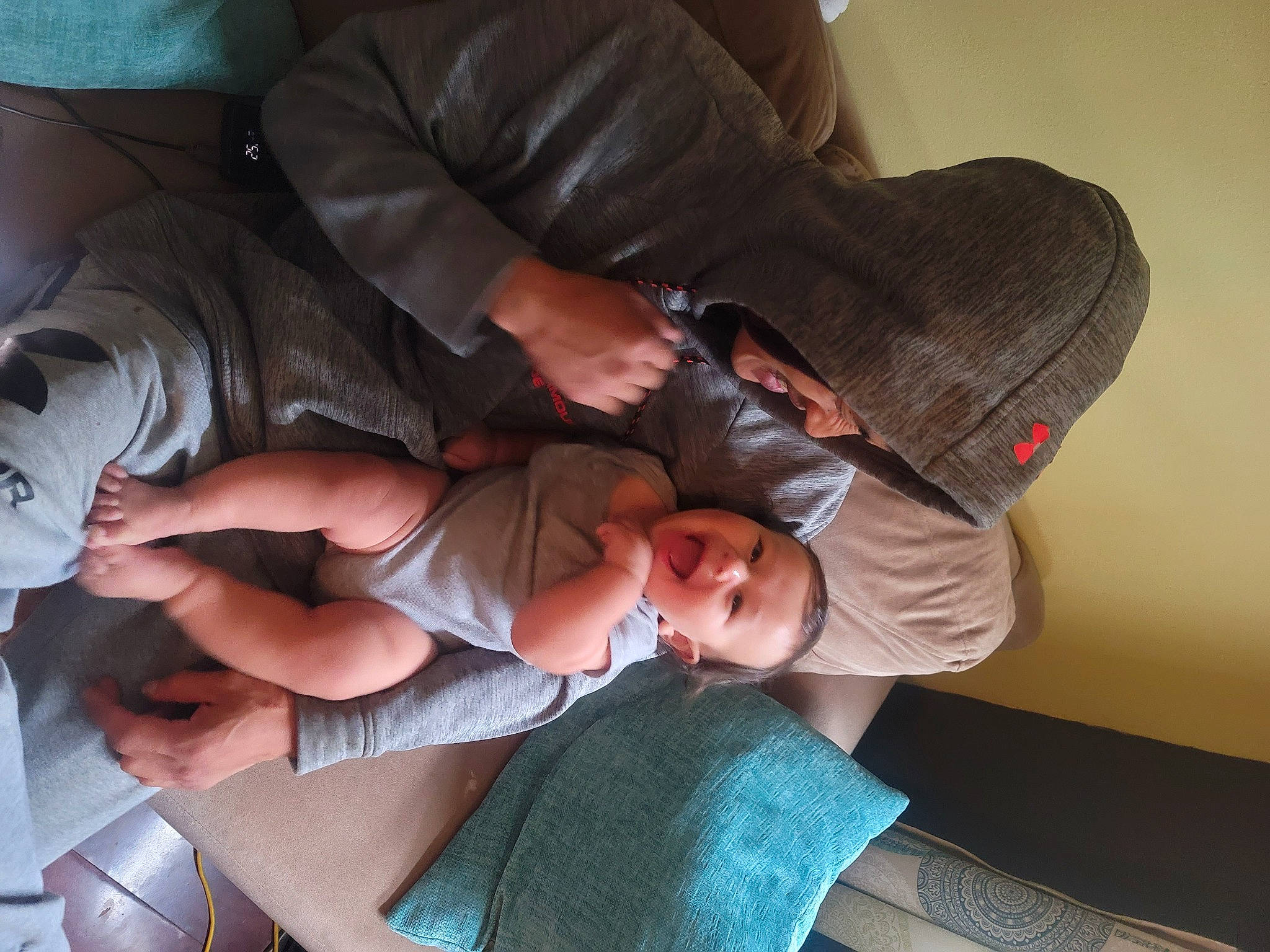 Kyu is registered to the contest to win money with this photo: arm, baby, child, comfort, elbow, finger, gesture, glasses, hat, human_body, human_leg, joint, knee, lap, mouth, nail, person, smile, thigh, thumb