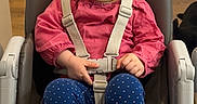 Lou participe au concours pour gagner de l'argent avec cette photo : baby, barefoot, buckle, child, feeding_chair, hair_clip, hands, happy, high_chair, indoor, leggings, pink_top, polka_dot, portrait, seat, smile, straps, toddler, toes, wood_floor
