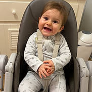 Lou a rejoint le concours — aidez-le/la à gagner de superbes lots ! baby, baby_care, baby_gear, changing_pad, child, cute, face, furniture, happy, heart_pattern, high_chair, indoor, infant, nursery, onesie, person, seat, smiling, straps, wood_floor