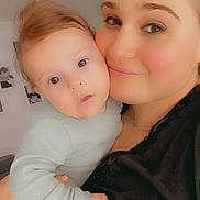 Lou a rejoint le concours — aidez-le/la à gagner de superbes lots ! baby, woman, child, portrait, smile, face, indoor, holding, closeup, love, affection, skin, head, person, expression, cute, happy, family, clothing, hair