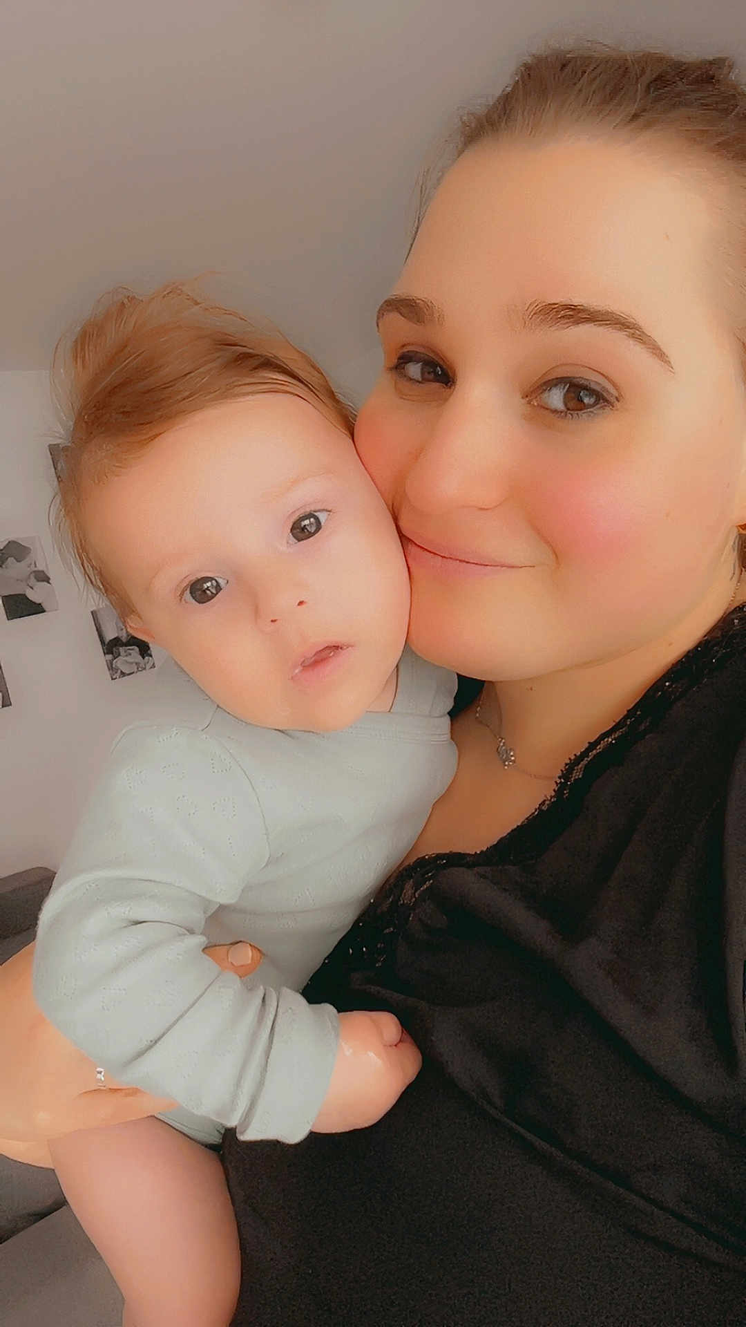 Lou a rejoint le concours — aidez-le/la à gagner de superbes lots ! baby, woman, child, portrait, smile, face, indoor, holding, closeup, love, affection, skin, head, person, expression, cute, happy, family, clothing, hair