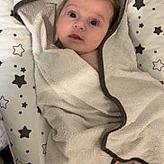 Lou participe au concours pour gagner de l'argent avec cette photo : baby, bath_time, blanket, child, cozy, curious, cute, eyes, face, feet, hooded_towel, indoor, infant, lying_down, newborn, person, soft_texture, star_pattern, towel, wrapped