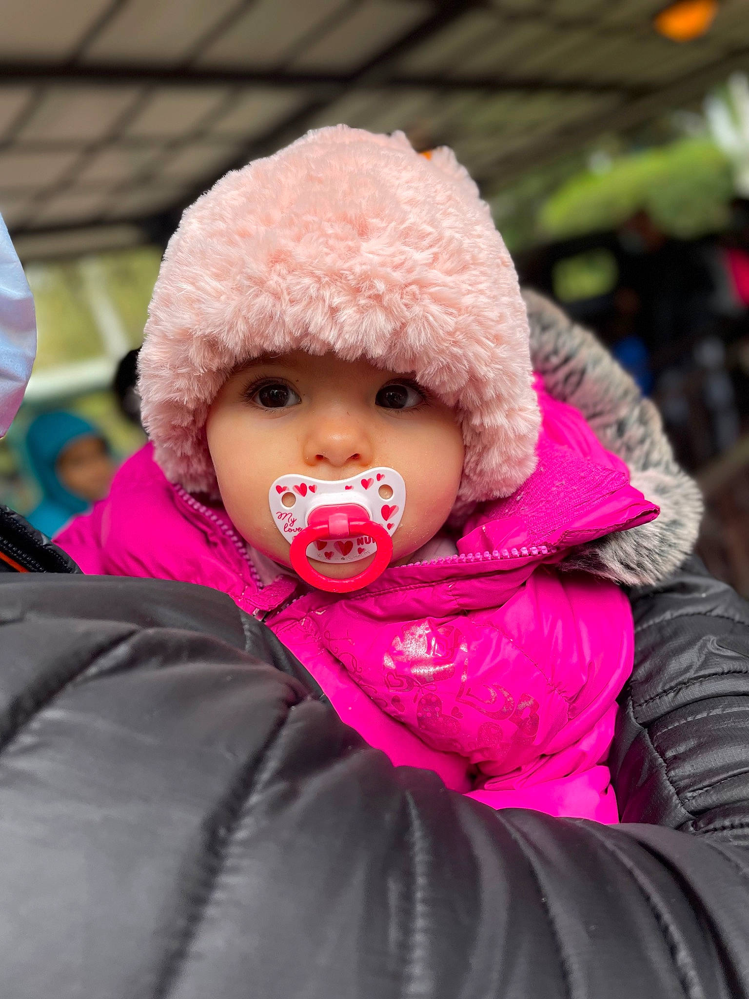 Lyana participe au concours pour gagner de l'argent avec cette photo : baby, cap, cheek, child, comfort, event, freezing, fun, fur, happy, headwear, hood, jacket, knit_cap, leisure, magenta, person, pink, recreation, snow