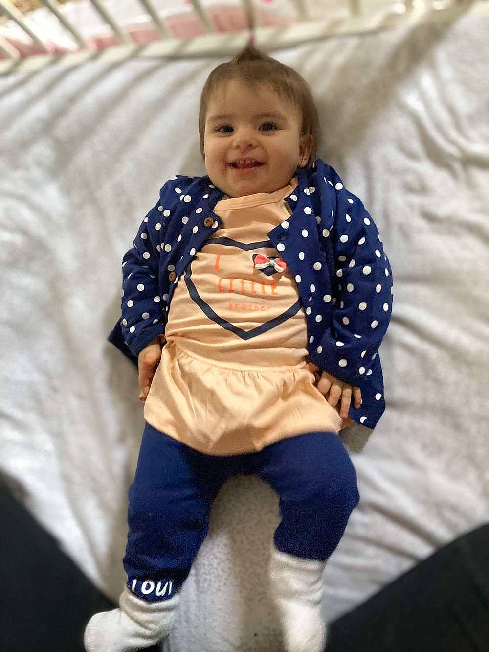 Lyana participe au concours pour gagner de l'argent avec cette photo : baby, baby_toddler_clothing, comfort, electric_blue, eye, face, fashion_design, fun, gesture, happy, head, human_body, human_leg, joy, linens, pattern, person, sleeve, smile, t_shirt