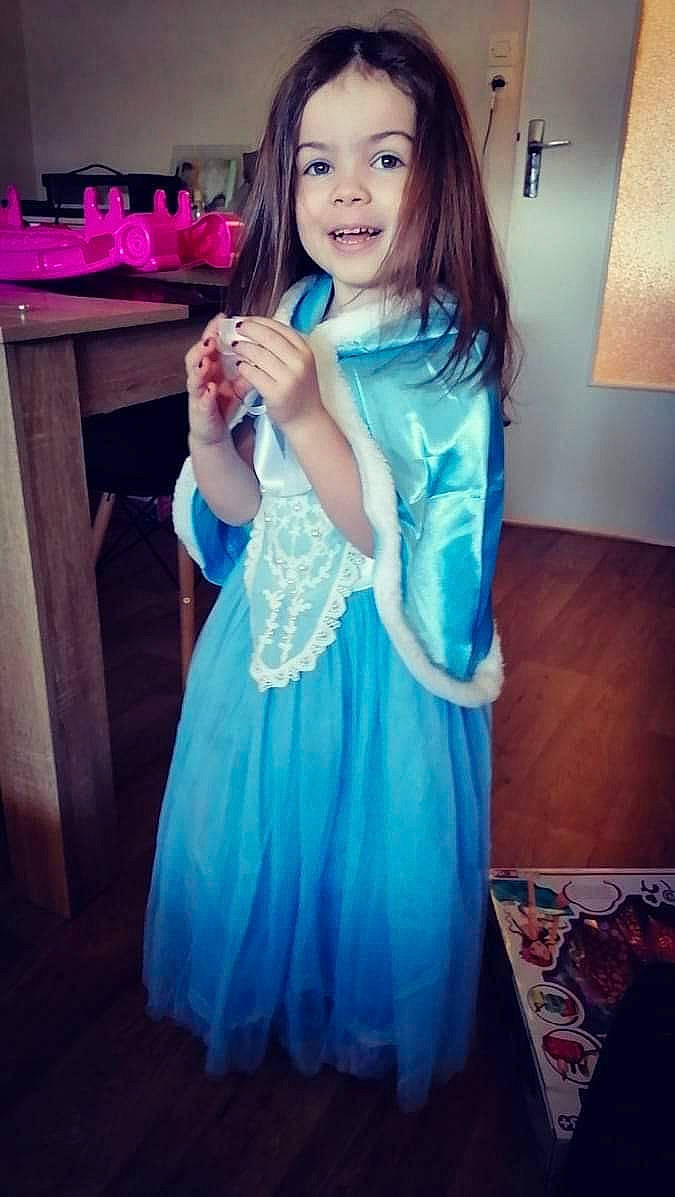 Louna participe au concours pour gagner de l'argent avec cette photo : clothing, cool, day_dress, dress, electric_blue, fashion_design, flash_photography, formal_wear, gown, happy, joy, long_hair, one_piece_garment, person, pink, purple, shoulder, sleeve, smile, standing