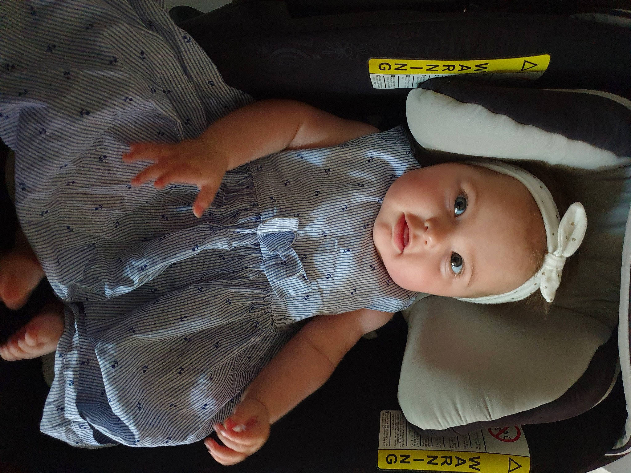 Mia participe au concours pour gagner de l'argent avec cette photo : baby, baby_carriage, baby_products, baby_safety, baby_toddler_clothing, car_seat, cheek, child, comfort, elbow, finger, gesture, headwear, nail, pattern, person, skin, sleeve, thumb, toddler