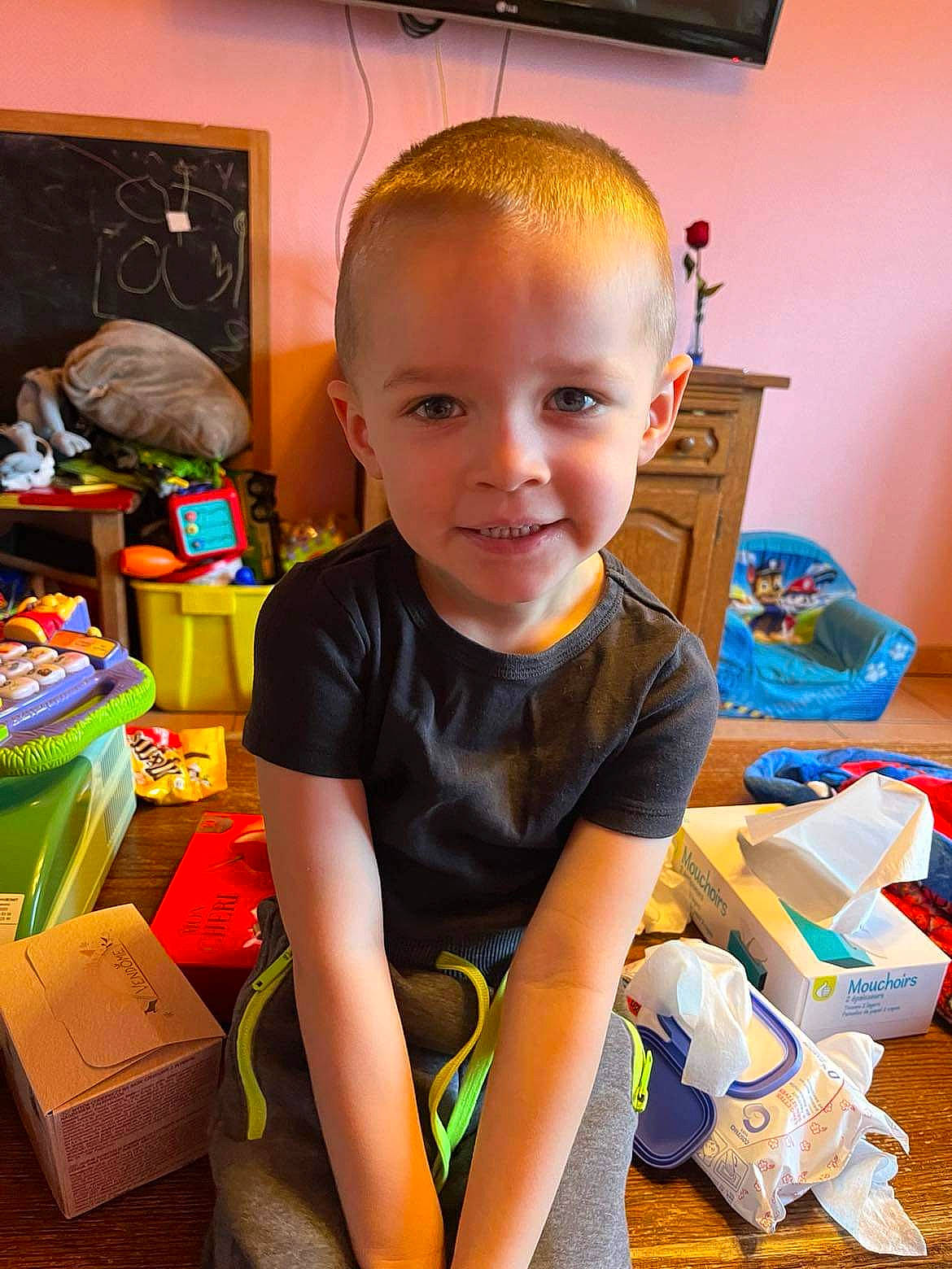 Louis participe au concours pour gagner de l'argent avec cette photo : baby, baby_toddler_clothing, box, cheek, child, flooring, fun, happy, person, picture_frame, play, refrigerator, room, shipping_box, sitting, smile, t_shirt, toddler, vacation