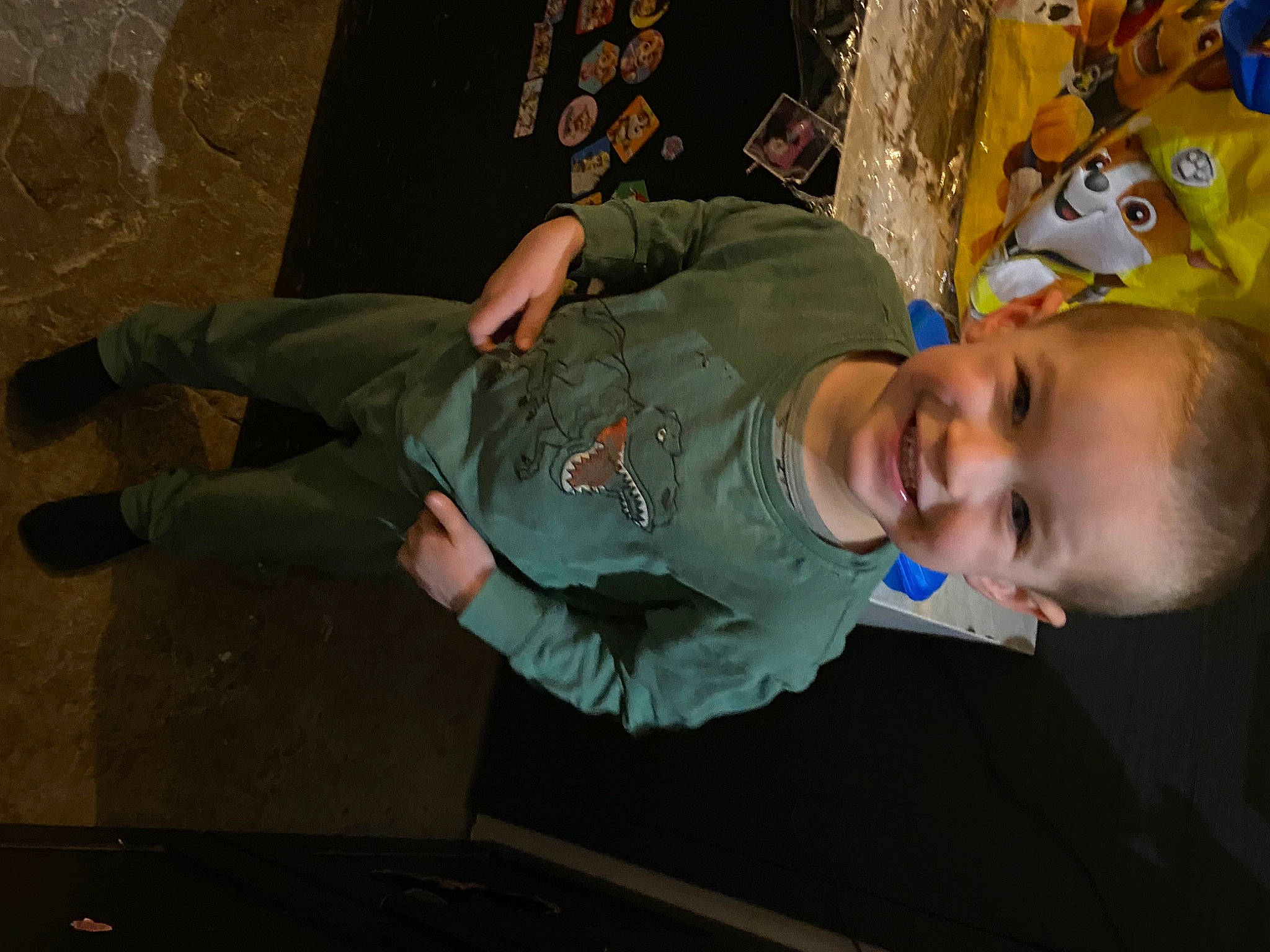 Louis a rejoint le concours — aidez-le/la à gagner de superbes lots ! art, baby_laughing, baby_toddler_clothing, child, cool, elbow, flash_photography, fun, happy, human_leg, joy, knee, laugh, mouth, person, room, sitting, smile, space, t_shirt