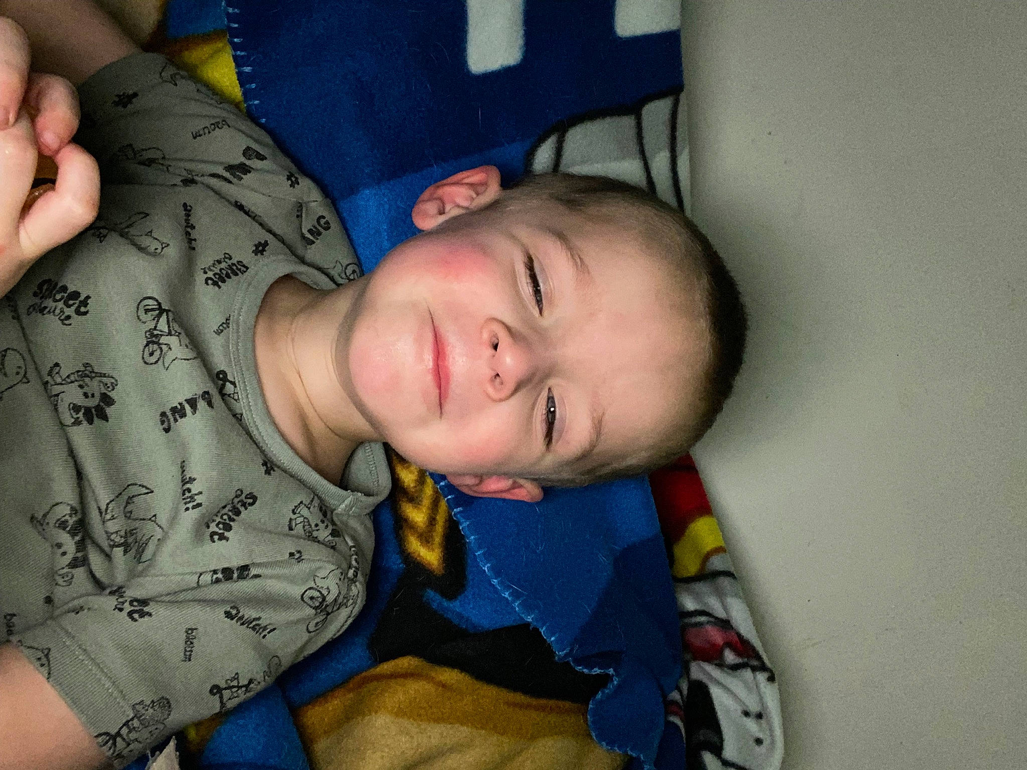 Louis a rejoint le concours — aidez-le/la à gagner de superbes lots ! cheek, child, chin, comfort, elbow, eyebrow, facial_expression, finger, forehead, fun, gesture, happy, mouth, nose, person, skin, sleeve, smile, thumb, toddler