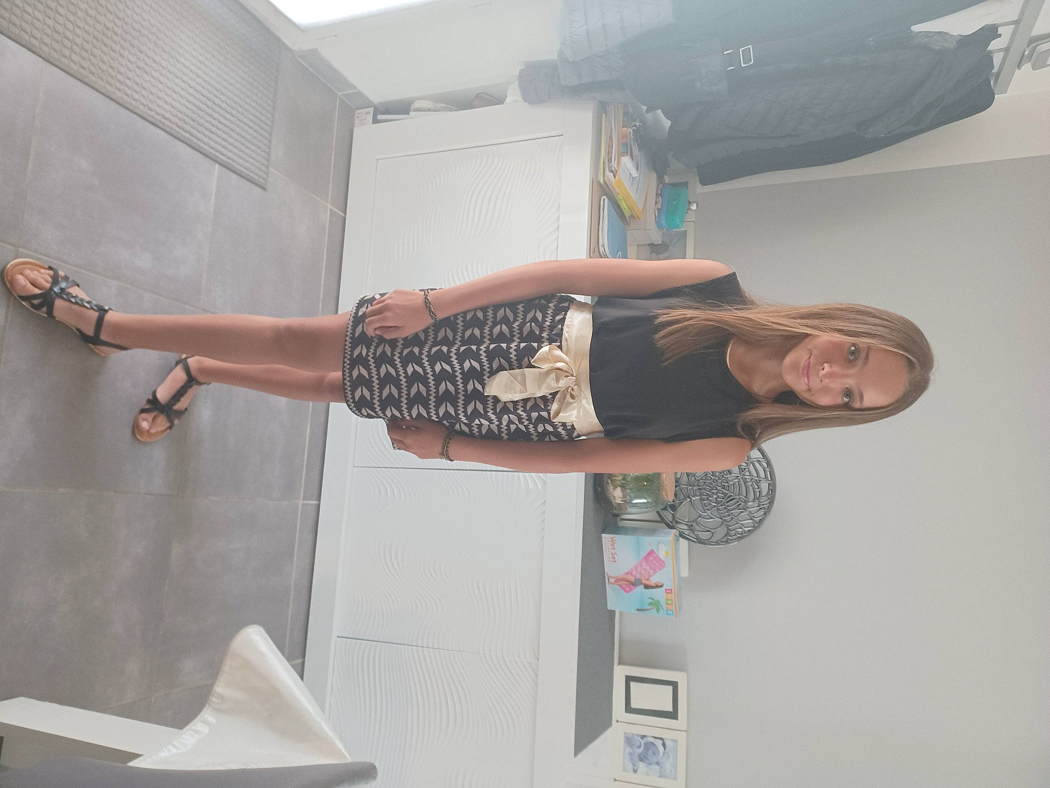 Lylou participe au concours pour gagner de l'argent avec cette photo : automotive_design, ceiling, cocktail_dress, elbow, eyewear, fashion_design, flooring, fun, human_leg, joint, joy, knee, pattern, person, plaster, room, sandal, smile, street_fashion, thigh