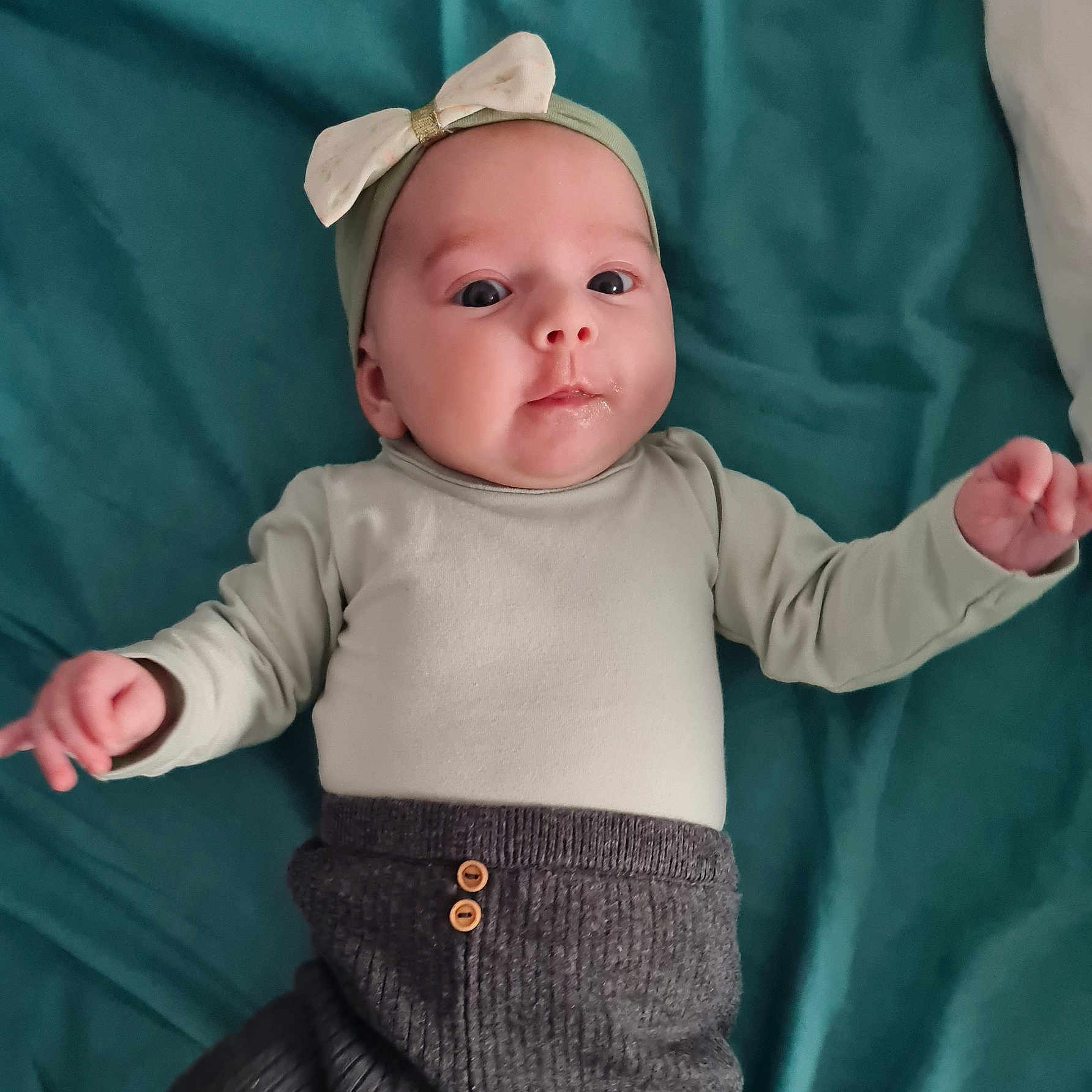Lou a rejoint le concours — aidez-le/la à gagner de superbes lots ! baby, bodypart, bonnet, cap, clothing, face, finger, hand, happy, hat, head, longsleeve, newborn, pants, person, photography, portrait, shirt, sleeve, smile