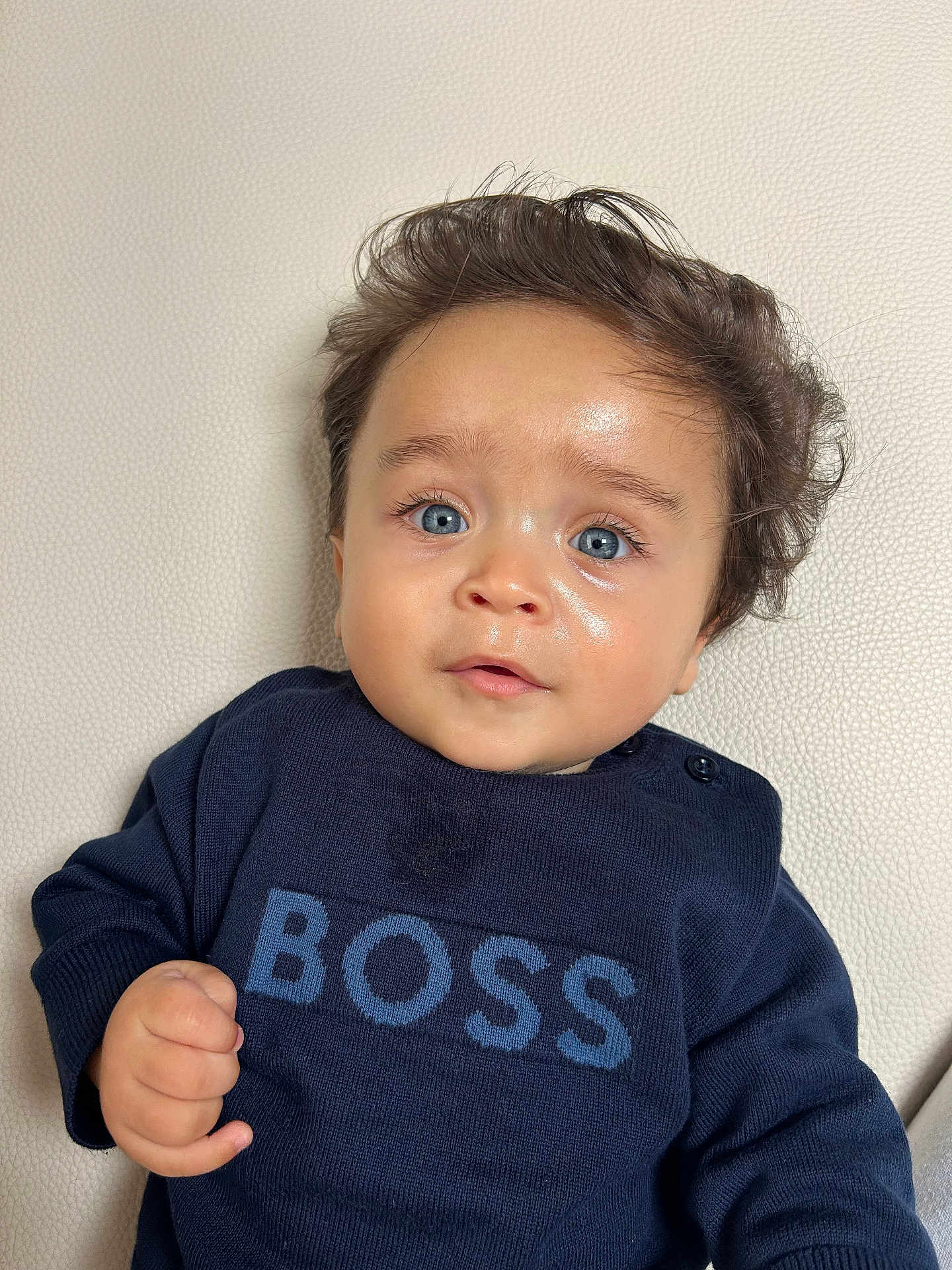 Seven a rejoint le concours — aidez-le/la à gagner de superbes lots ! baby, child, face, blue_eyes, hair, sweater, blue_sweater, clothing, hand, expression, portrait, cute, skin, indoors, texture, curious, young, person, infant, sitting