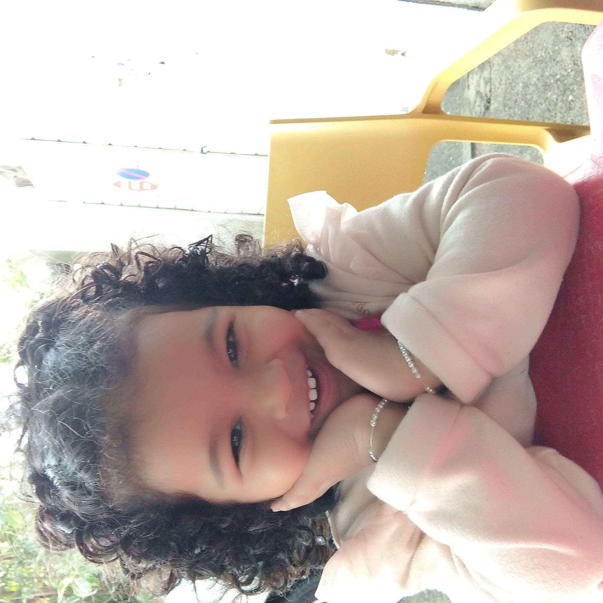 Kélyana a rejoint le concours — aidez-le/la à gagner de superbes lots ! beauty, black_hair, child, ear, eye, face, hair, hand, happy, head, joy, leg, long_hair, person, photography, selfie, skin