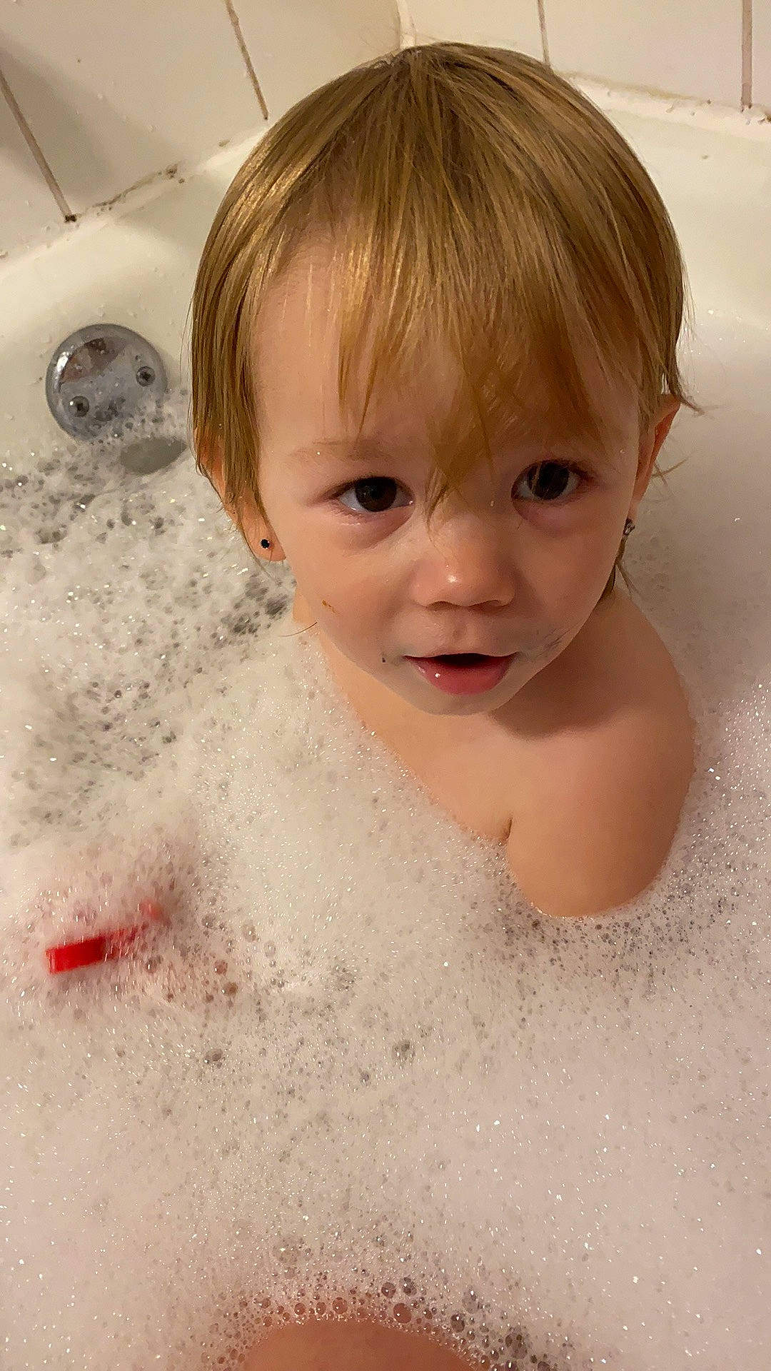 Emma-rose a rejoint le concours — aidez-le/la à gagner de superbes lots ! baby, baby_bathing, bathing, bathroom, bathtub, cheek, chest, eye, eyebrow, eyelash, fluid, foam, happy, jaw, nose, person, plumbing, plumbing_fixture, smile, toddler
