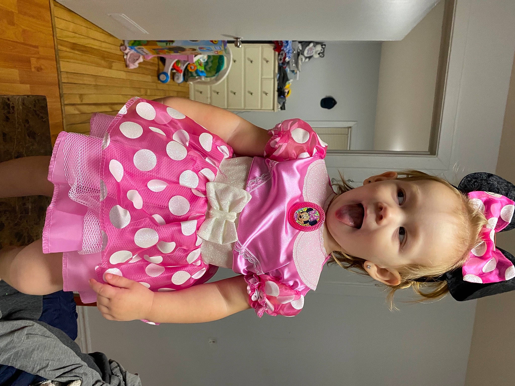 Emma-rose participe au concours pour gagner de l'argent avec cette photo : baby, baby_toddler_clothing, bag, child, clothing, comfort, fun, hat, homemaker, luggage_and_bags, magenta, pattern, person, pink, room, smile, thigh, toddler, trunk