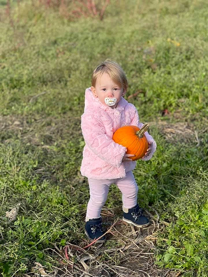 Emma-rose a rejoint le concours — aidez-le/la à gagner de superbes lots ! calabaza, child, cucurbita, fun, grass, grass_family, grassland, happy, landscape, lawn, meadow, people_in_nature, person, plant, prairie, pumpkin, soil, toddler, tree, winter_squash