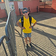 David a rejoint le concours — aidez-le/la à gagner de superbes lots ! accessories, boy, child, city, clothing, face, footwear, glasses, handrail, head, male, pants, person, photography, portrait, road, shoe, shorts, sunglasses, wristwatch