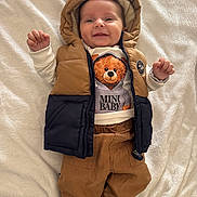 Alex a rejoint le concours — aidez-le/la à gagner de superbes lots ! baby, infant, smile, cute, clothing, hood, bear_ears, vest, pants, sock, lying_down, blanket, indoor, happy, child, portrait, soft_texture, casual_wear, baby_fashion, cozy