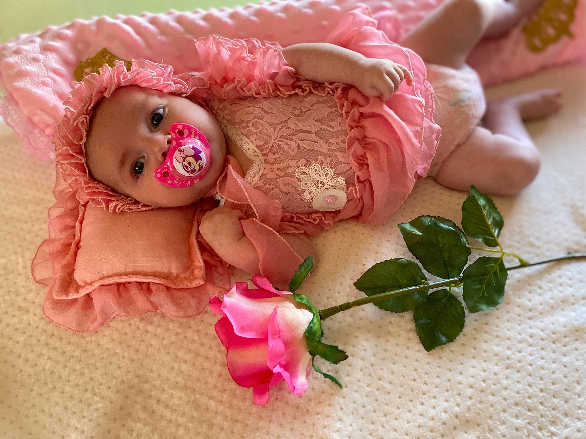 Victoria a rejoint le concours — aidez-le/la à gagner de superbes lots ! baby_toddler_clothing, doll, dress, embellishment, eyelash, finger, flower, hair_accessory, hand, headband, headpiece, headwear, jewellery, nail, person, petal, pink, plant, rose, skin
