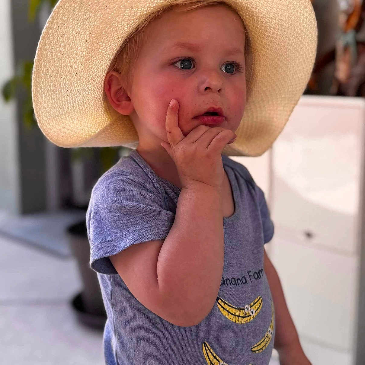 Léo a rejoint le concours — aidez-le/la à gagner de superbes lots ! baby, beachwear, bodypart, clothing, cowboyhat, face, finger, frown, hand, hat, head, jeans, pants, person, photography, portrait, sad, sleeve, sunhat, t_shirt