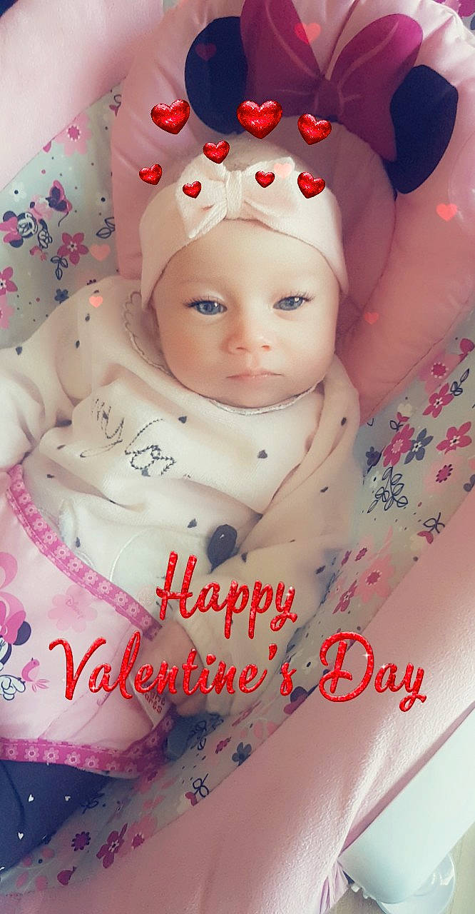 Lanna a rejoint le concours — aidez-le/la à gagner de superbes lots ! baby, cheek, child, hair_accessory, happy, person, pink, product, smile, toddler