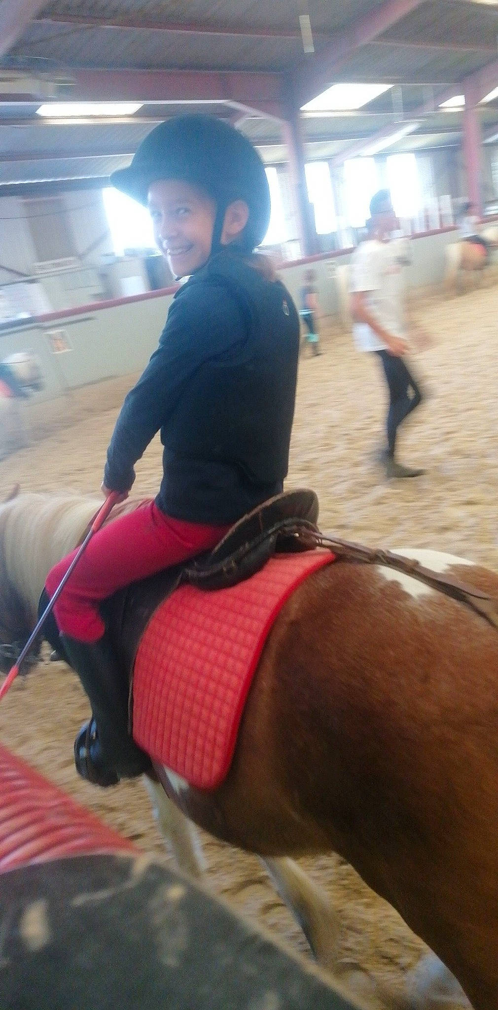 Zoe participe au concours pour gagner de l'argent avec cette photo : bridle, equestrian_sport, equestrianism, fun, hat, headgear, helmet, horse_supplies, horse_tack, joy, leg, leisure, mammal, mane, pack_animal, person, recreation, rein, saddle, thigh