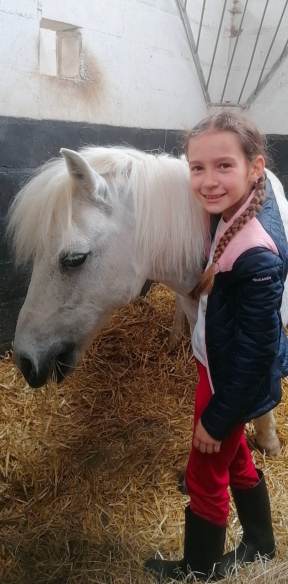 Zoe a rejoint le concours — aidez-le/la à gagner de superbes lots ! event, fun, fur, grass, happy, hay, horse, joy, landscape, livestock, mane, mare, pack_animal, pasture, person, pony, ranch, shetland_pony, smile, snout