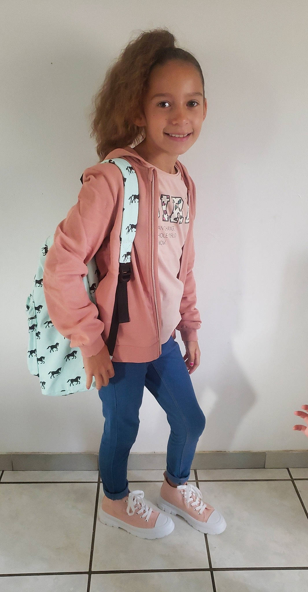 Zoe participe au concours pour gagner de l'argent avec cette photo : baby_toddler_clothing, clothing, denim, electric_blue, face, fashion_design, flooring, happy, joy, leg, neck, outerwear, person, pink, sleeve, smile, sportswear, standing, t_shirt, toddler
