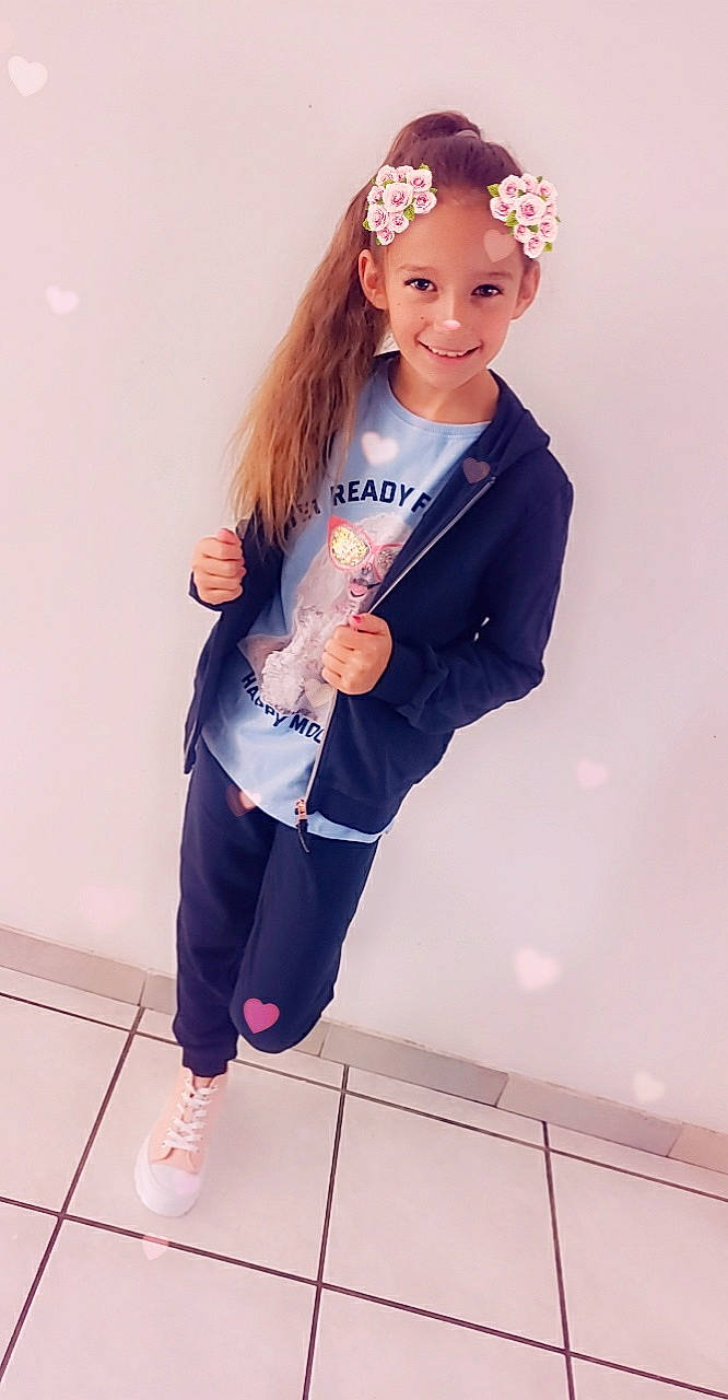 Zoe a rejoint le concours — aidez-le/la à gagner de superbes lots ! baby_toddler_clothing, blazer, denim, electric_blue, fashion_design, happy, headwear, human_leg, jewellery, joy, knee, magenta, neck, person, pink, shoe, sleeve, smile, sportswear, t_shirt