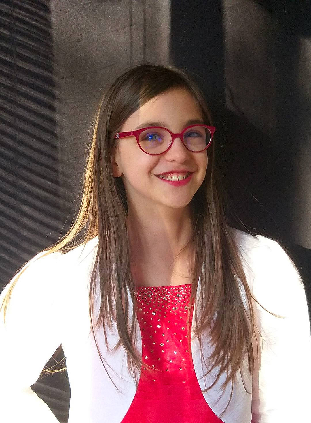 Maïlys a rejoint le concours — aidez-le/la à gagner de superbes lots ! chin, eyebrow, eyewear, facial_expression, flash_photography, glasses, hairstyle, iris, jaw, joint, joy, lip, lipstick, mouth, neck, outerwear, person, shoulder, skin, sleeve