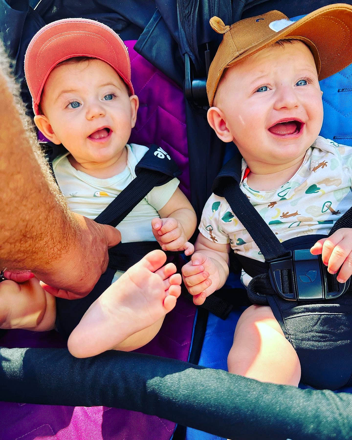 Gabin a rejoint le concours — aidez-le/la à gagner de superbes lots ! baby, baby_toddler_clothing, blue, cap, comfort, cool, eye, finger, fun, gesture, hand, happy, hat, headgear, headwear, person, photograph, pink, skin, smile