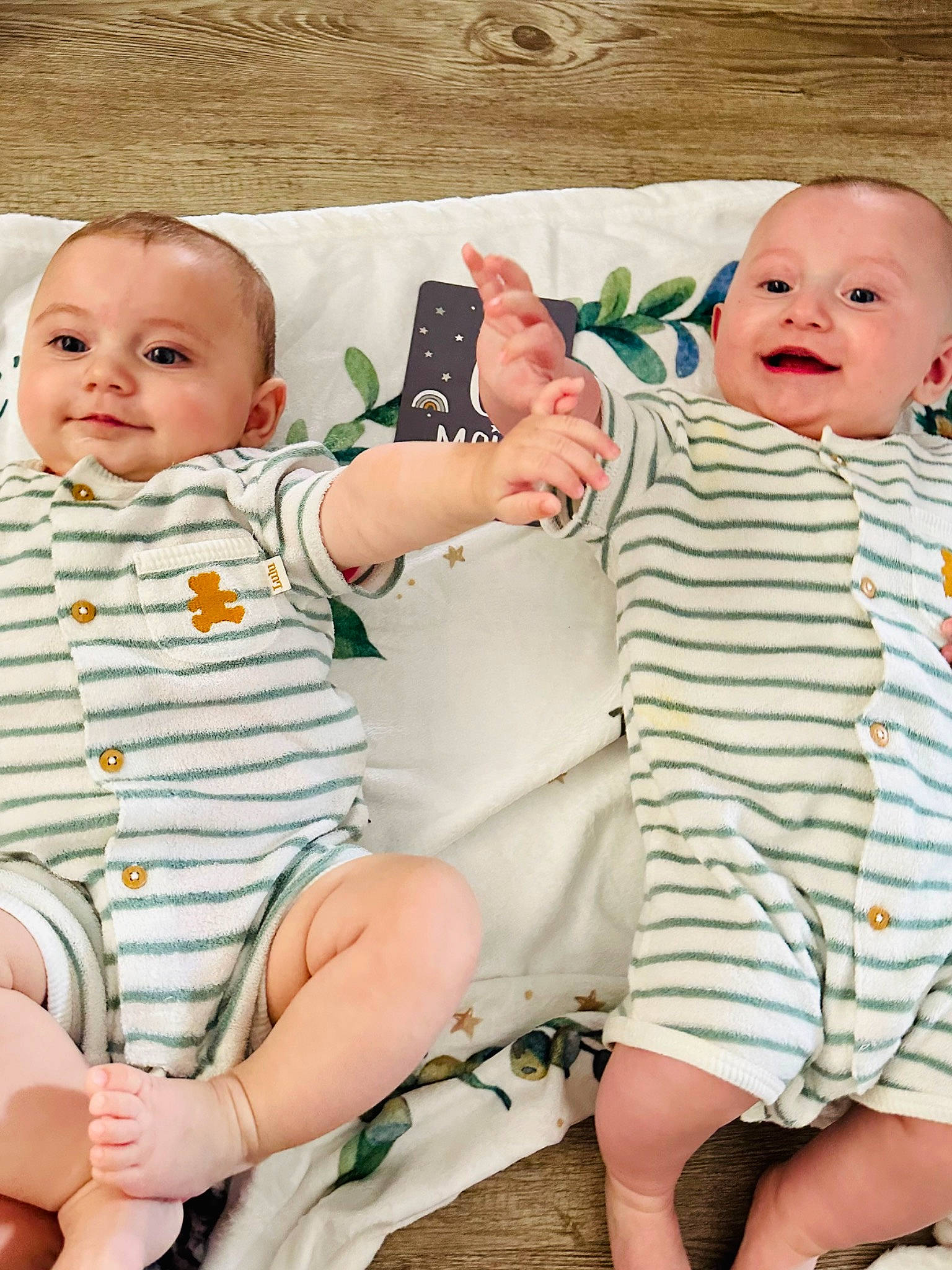 Mes Amours participe au concours pour gagner de l'argent avec cette photo : baby, baby_toddler_clothing, cheek, comfort, dress, eye, face, facial_expression, finger, gesture, hand, happy, human, joy, leg, person, pink, product, skin, sleeve