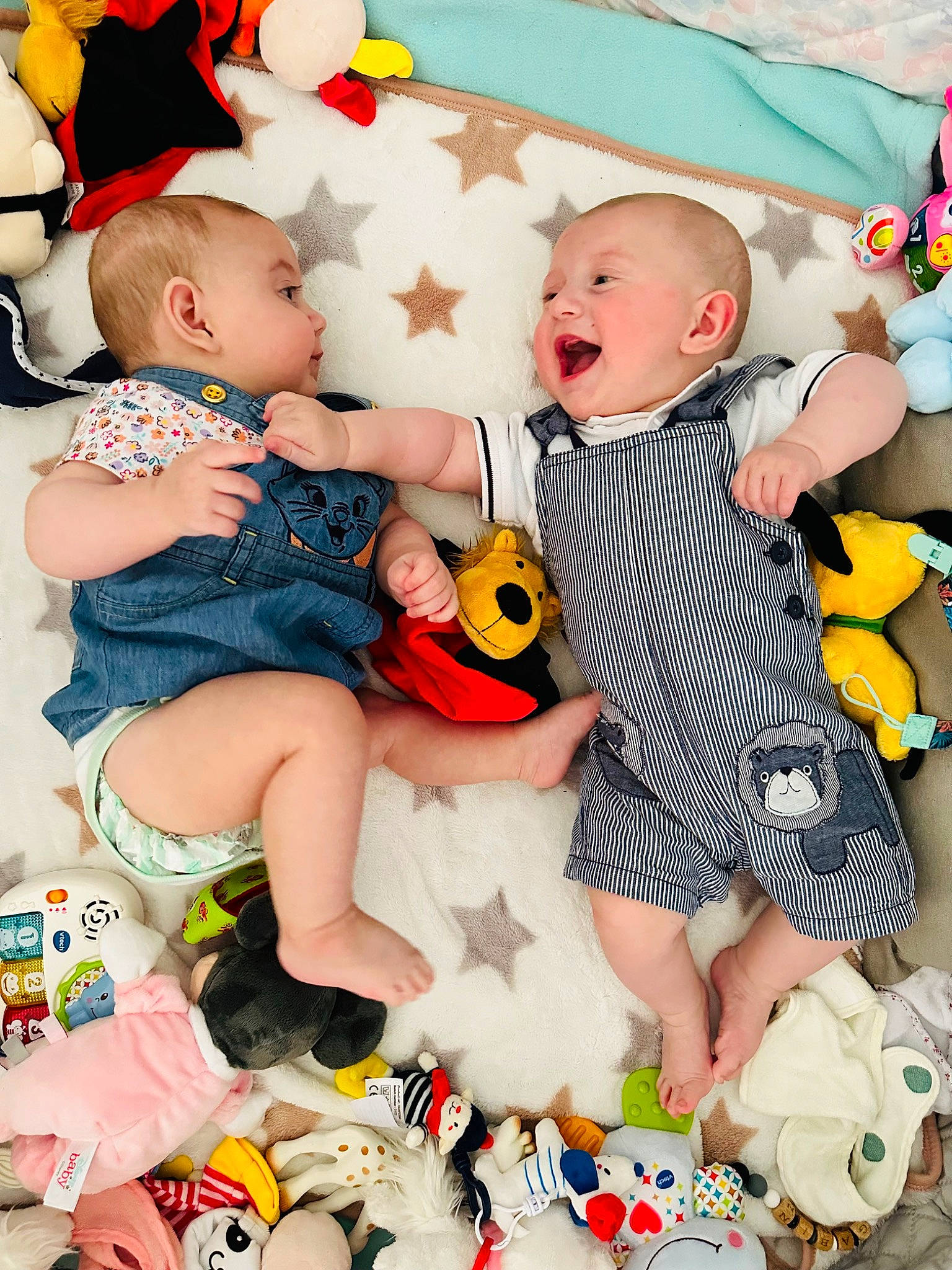 Mes Amours participe au concours pour gagner de l'argent avec cette photo : baby, baby_products, baby_toddler_clothing, beauty, child, face, fun, hand, happy, hat, head, pattern, person, pink, play, product, skin, textile, toddler, white