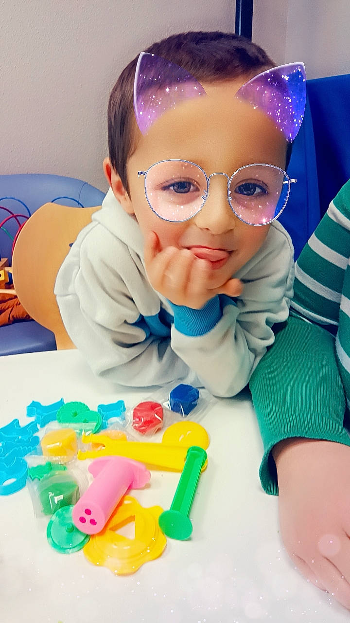 Ylias a rejoint le concours — aidez-le/la à gagner de superbes lots ! baby, baby_playing_with_toys, baby_products, baby_toddler_clothing, baby_toys, blue, cheek, child, electric_blue, event, eyewear, fun, happy, person, plastic, play, room, smile, sweetness, toddler