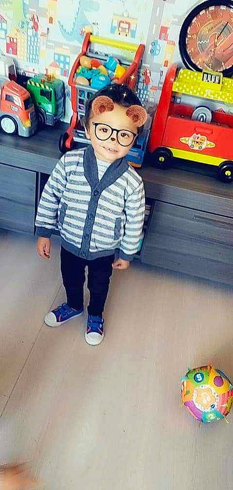 Ylias participe au concours pour gagner de l'argent avec cette photo : child, cool, eyewear, flooring, fun, glasses, happy, leisure, person, product, recreation, shorts, smile, snapshot, sunglasses, t_shirt, tire, toddler, toy, wheel